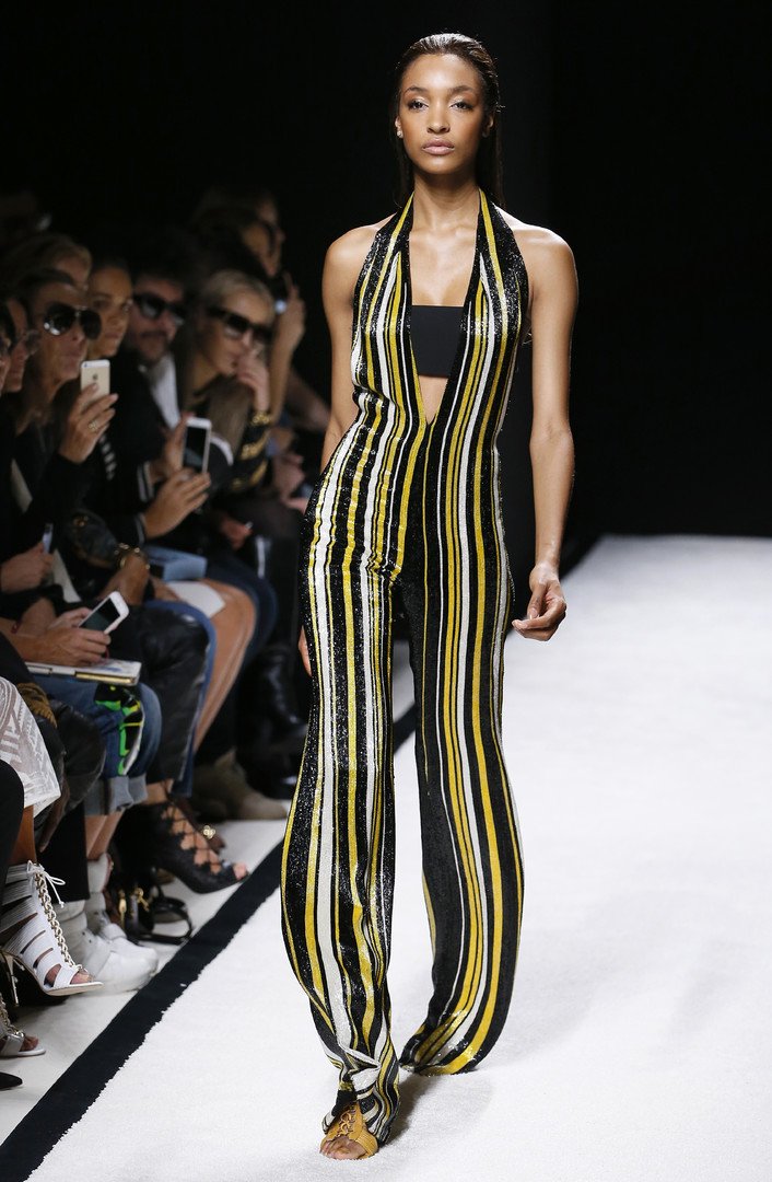 ‎ العارضة البريطانية Jourdan Dunn تقدم مجموعة Balmain خلال ربيع وصيف 2015.