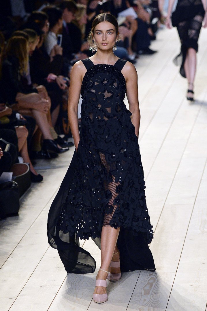 ‎ عارضة تقدم مجموعة Nina Ricci لربيع وصيف 2015.