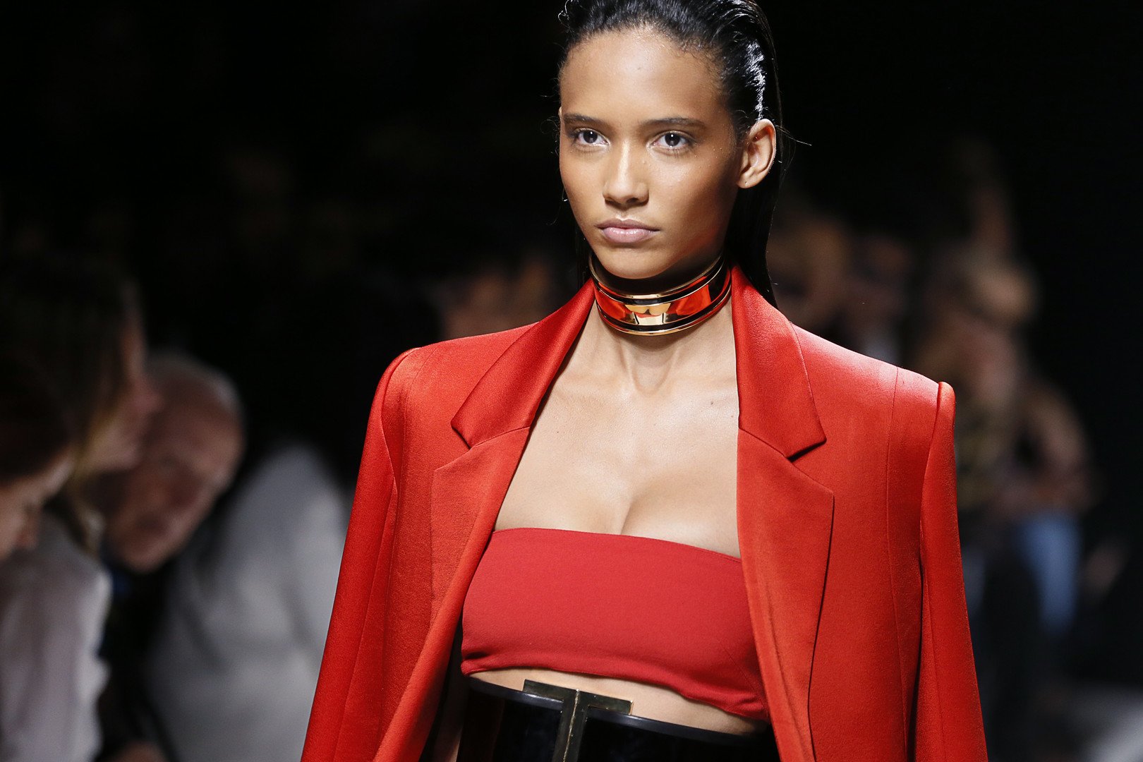 ‎ عارضة تقدم مجموعة Balmain لربيع وصيف 2015.