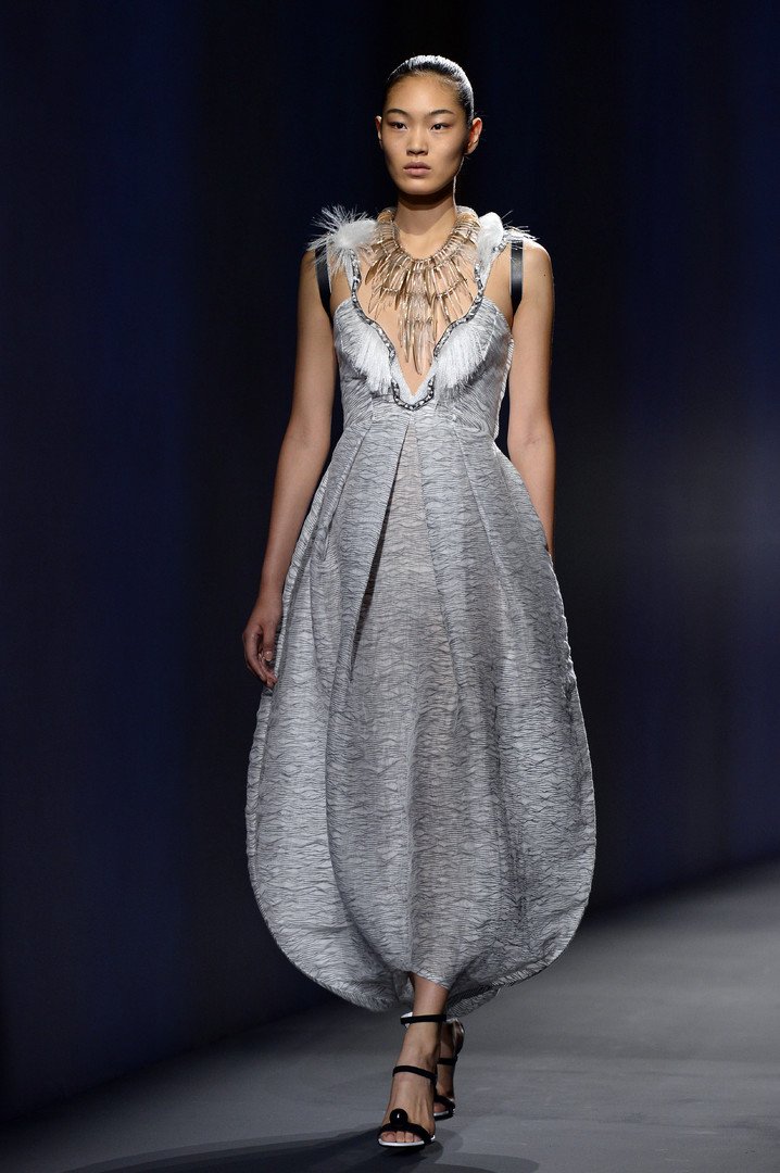‎ عارضة تقدم مجموعة Vionnet لربيع وصيف 2015.