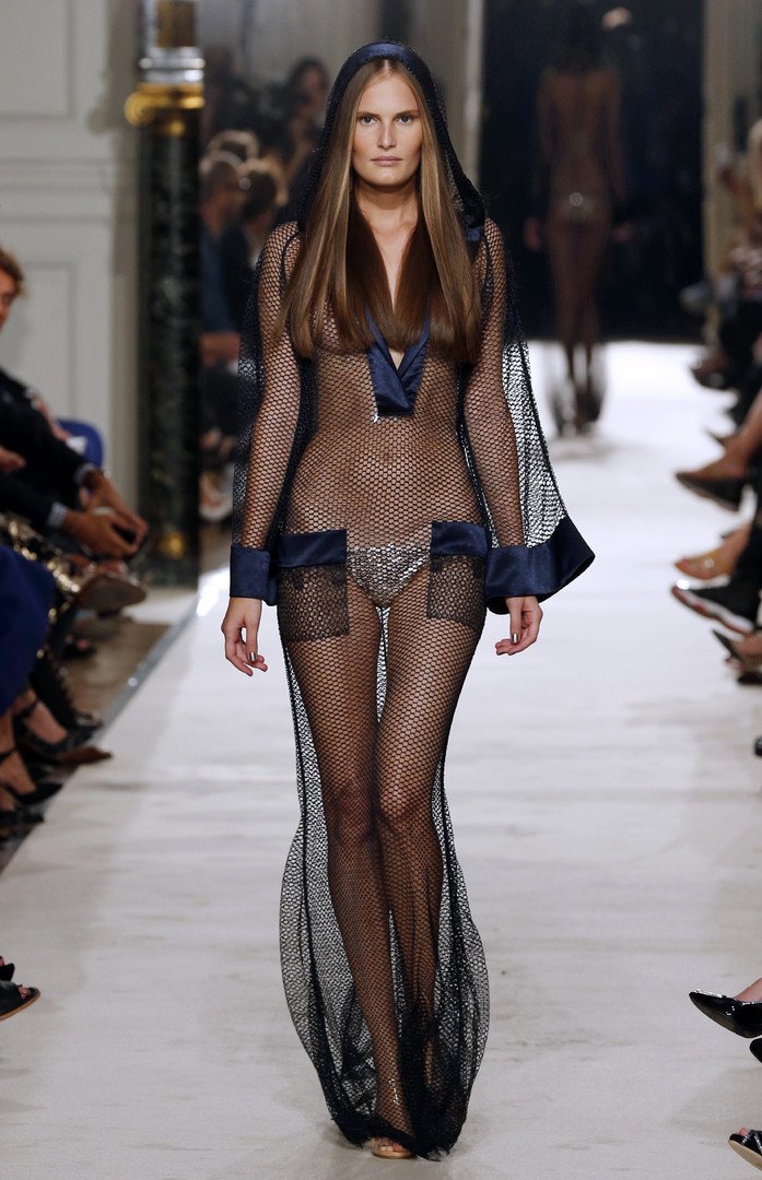 ‎عارضة تقدم مجموعة Alexis Mabille لربيع وصيف 2015.
