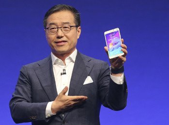 رئيس شركة سامسونغ دي جي لي يستعرض جهاز Samsung Galaxy Note 4