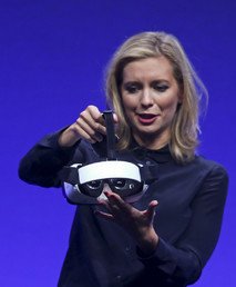 مقدمة البرامج التلفزيونية راشيل رايلي تجرب الخوذة الافتراضية Samsung Gear VR