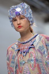 ‎ عارضة تقدم مجموعة Manish Arora خلال ربيع وصيف 2015.