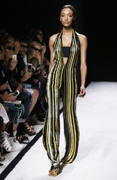 ‎ العارضة البريطانية Jourdan Dunn تقدم مجموعة Balmain خلال ربيع وصيف 2015.