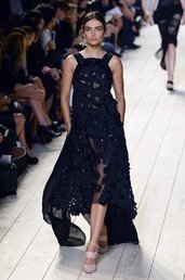 ‎ عارضة تقدم مجموعة Nina Ricci لربيع وصيف 2015.