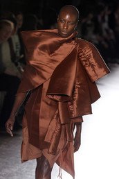 ‎ عارضة تقدم مجموعة Rick Owens لربيع وصيف 2015.
