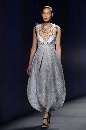 ‎ عارضة تقدم مجموعة Vionnet لربيع وصيف 2015.