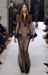 ‎عارضة تقدم مجموعة Alexis Mabille لربيع وصيف 2015.