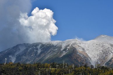 الدخان يتصاعد من فوهة بركان "جبل أونتاكي" في منطقة "ناغانو" بوسط اليابان مساء السبت 27 سبتمبر