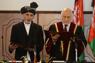  أشرف غني يقرأ اليمين الدستورية وعلى يمينه رئيس المحكمة الدستورية العليا عبد السلام عظيمي 29 سبتمبر