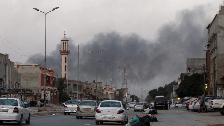 مقتل 13 جنديا ليبيا وإصابة 70 آخرين في هجومين واشتباكات بمحيط بنغازي