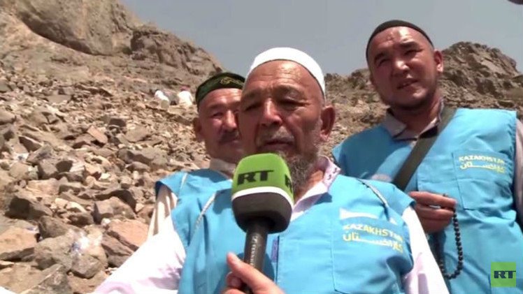 حجاج بيت الله الحرام يتوافدون على غار حراء غير عابئين بمشقة الصعود