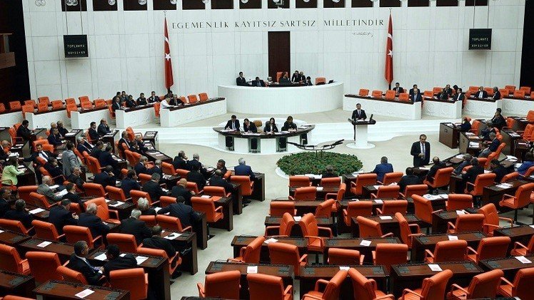 البرلمان التركي يوافق على تفويض الجيش التدخل في سورية والعراق