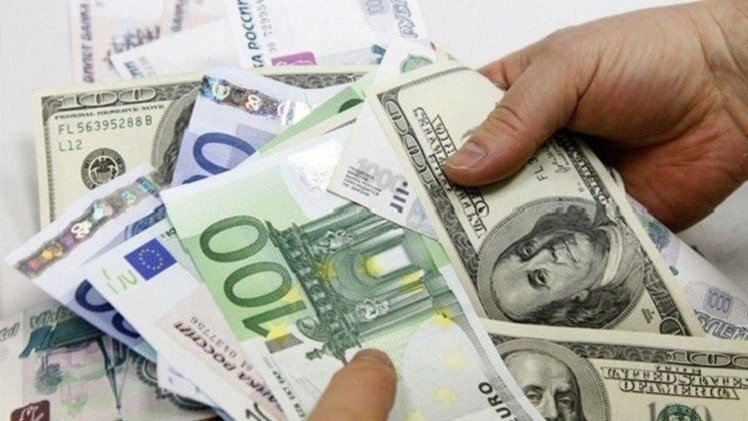 الروبل يسجل تراجعا في تعاملات نهاية الأسبوع