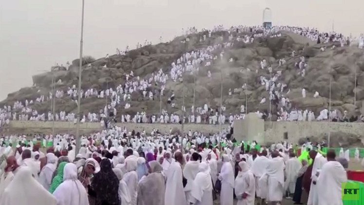 الحجاج يقفون على جبل عرفة في مكة المكرمة