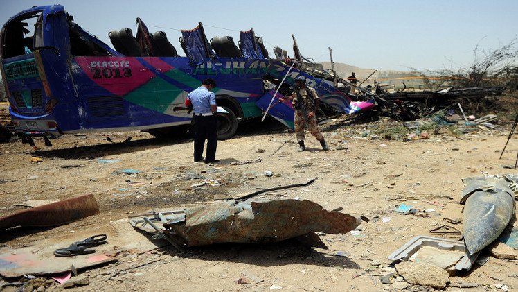 مقتل 5 أشخاص بينهم رضيع بتفجير حافلة في باكستان