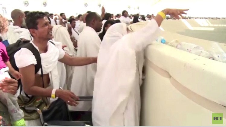 حجاج بيت الله الحرام يرمون الجمرات في مشعر منى