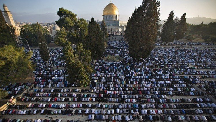 مئات الغزيين يتوجهون إلى القدس لأداء الصلاة في "الأقصى"