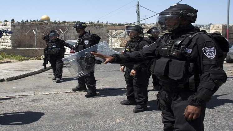 اشتباكات عنيفة في باحات الأقصى بين الشرطة الإسرائيلية وشبان فلسطينيين (فيديو)