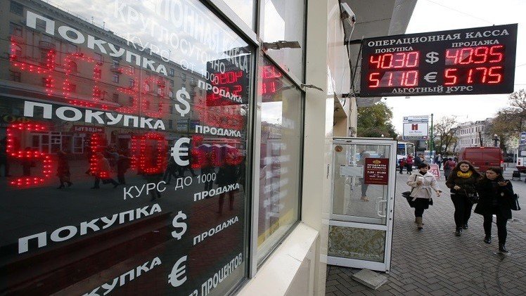 الروبل يتراجع متأثرا بهبوط أسعار النفط عالميا