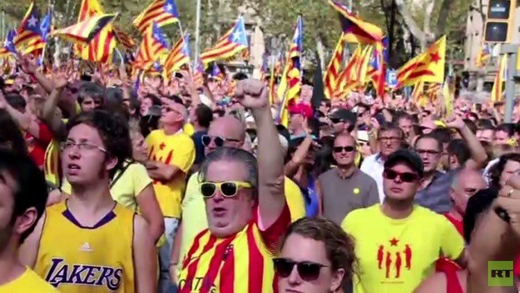 عشرات الآلاف يتظاهرون في برشلونة دعما لإجراء الاستفتاء حول الاستقلال