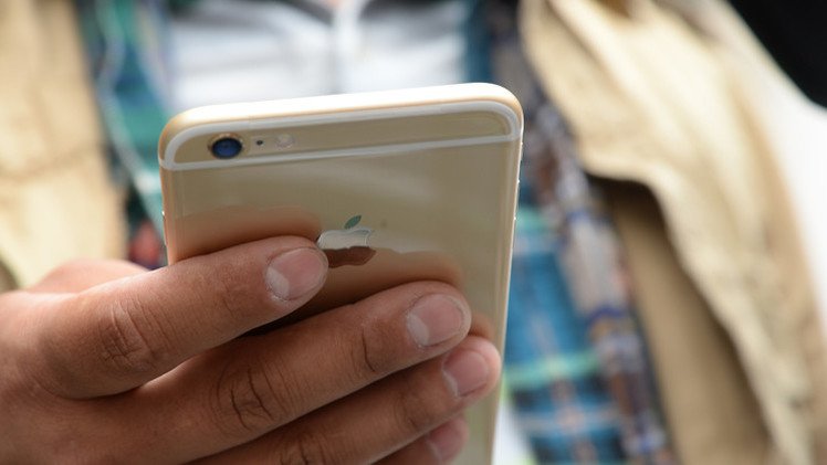 "آيفون 6" ينحني داخل جيب أحد المستخدمين وتشتعل فيه النيران (فيديو)