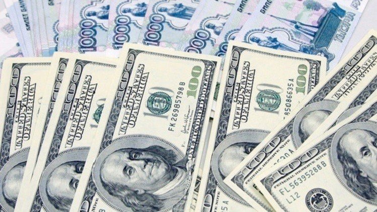 الروبل يتراجع مع هبوط أسعار النفط