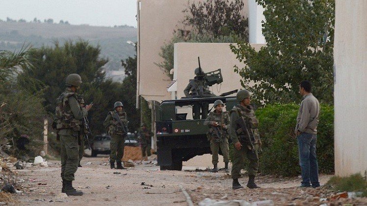 مسلحان محاصران يستخدمان الأطفال "دروعا بشرية" غرب تونس