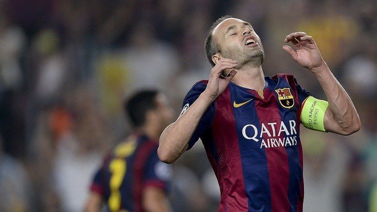 إنيستا قد يغيب أسبوعا عن برشلونة بعد إصابته في الساق
