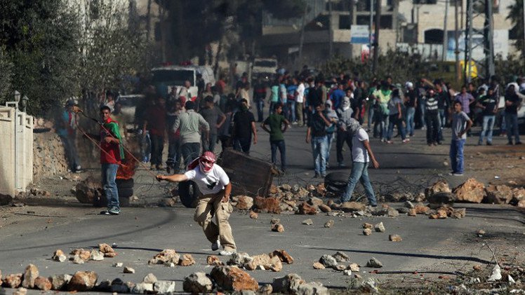مراسلتنا: إصابات وحالات اختناق في مواجهات بقلنديا جنوب رام الله