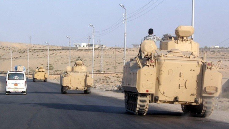 مراسلنا: إصابة ستة عسكريين مصريين في انفجار مدرعة للجيش في العريش