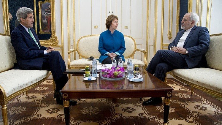 كيري وظريف وأشتون يبحثون ملف إيران النووي في مسقط