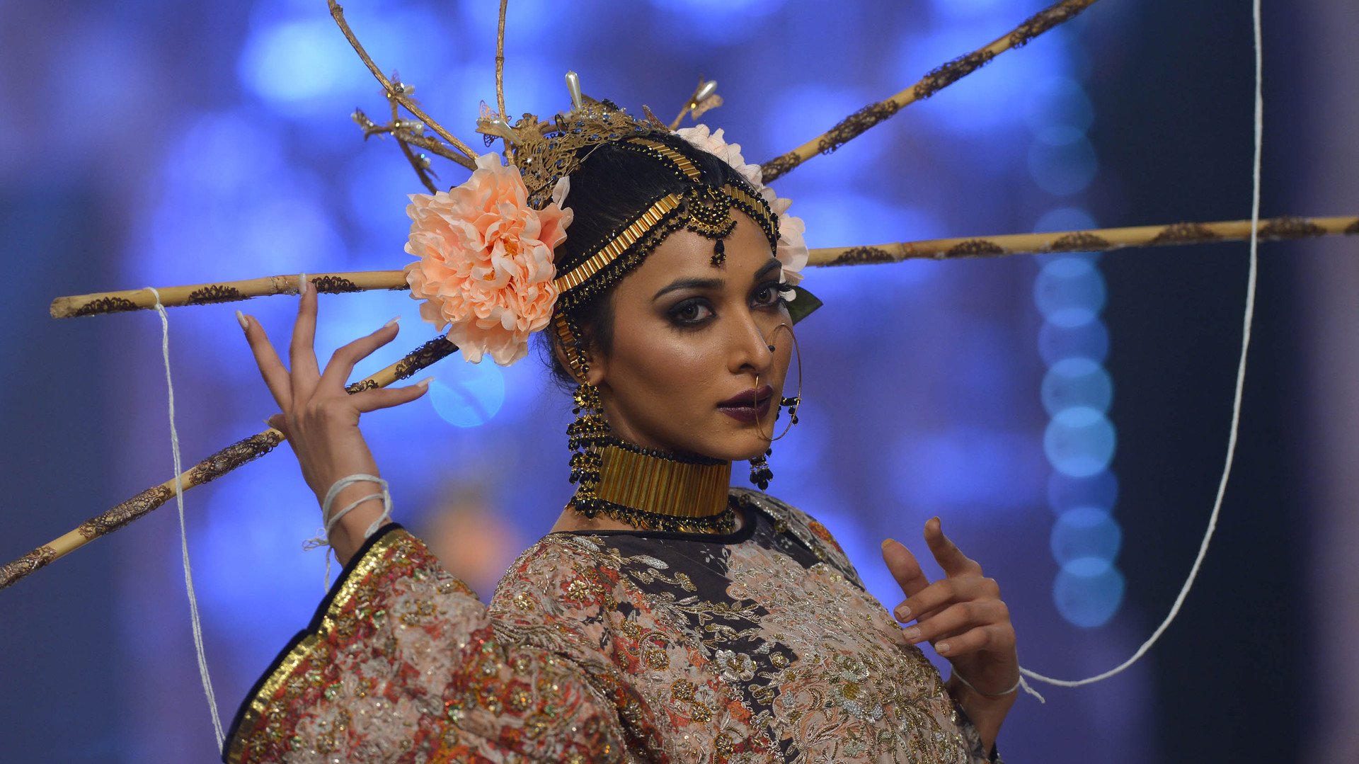 عارضة تقدم مجموعة أزياء حسن شهريار في أول أيام اسبوع موضة أزياء الزفاف في لاهور 30 سبتمبر/أيلول