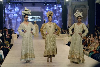 عارضات يقدمن مجموعة أزياء المصممة سانيا في أول أيام أسبوع موضة أزياء الزفاف في لاهور 30 سبتمبر