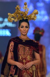 عارضة تقدم مجموعة أزياء المصمم شاميد أنصاري في ثاني أيام أسبوع موضة أزياء الزفاف في لاهور 1 أكتوبر