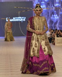 عارضة تقدم مجموعة أزياء المصمم فاهاد حسين في ثاني أيام أسبوع موضة أزياء الزفاف في لاهور 1 أكتوبر