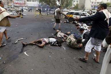 المتمردون الحوثيون والجرحى منتشرون في مكان الحادث بعد الهجوم الانتحاري في صنعاء