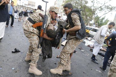  المتمردون الحوثيون يحملون الجرحى بعد الهجوم الانتحاري في صنعاء 9 أكتوبر/تشرين الاول 2014