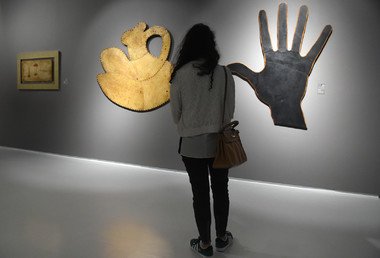 امرأة تنظر لأعمال فريد بلكاهية