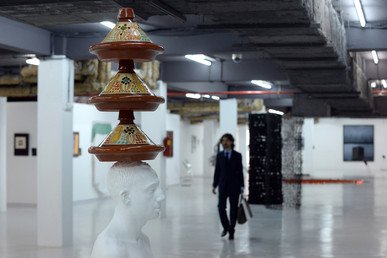 رجل يمر بأعمال مهدي جورج لحلو