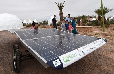 رجل يقود سيارة تعمل بالطاقة الشمسية خلال الدورة الأولى من مهرجان المغرب للطاقة الشمسية في ورزازات
