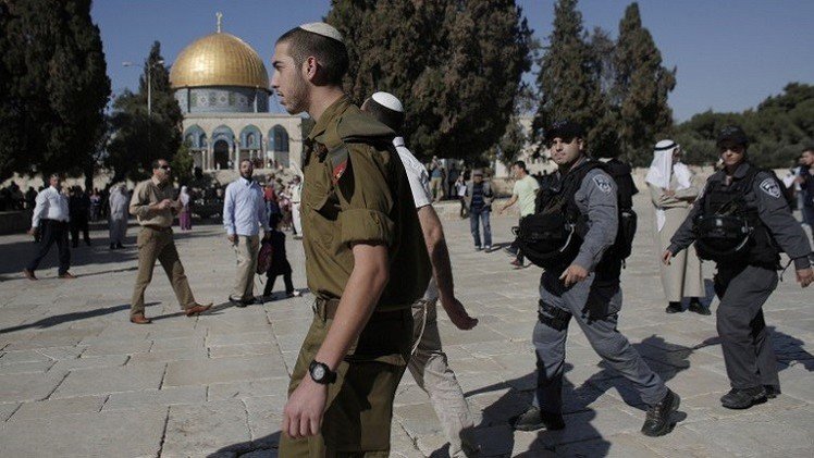 إصابة 15 فلسطينيا خلال اقتحام القوات الإسرائيلية للمسجد الأقصى