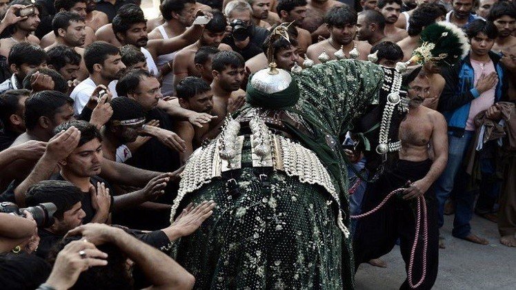 بالفيديو..  المسلمون الشيعة يحيون ذكرى عاشوراء
