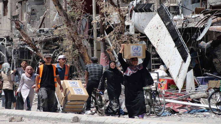 مراسلنا: دخول 12 قافلة مساعدات إنسانية من أصل 23 إلى حي الوعر بحمص