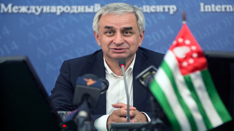 رئيس أبخازيا يطالب بمعاقبة المتورطين في الهجوم على رئيس الوزراء