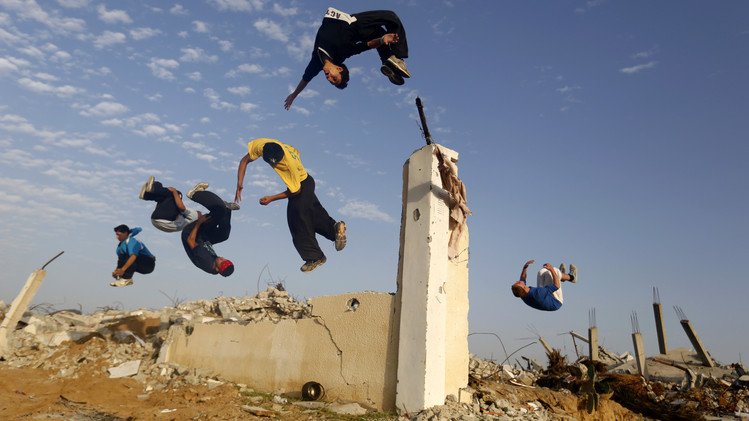 الحياة تأبى الاستسلام على أنقاض غزة 