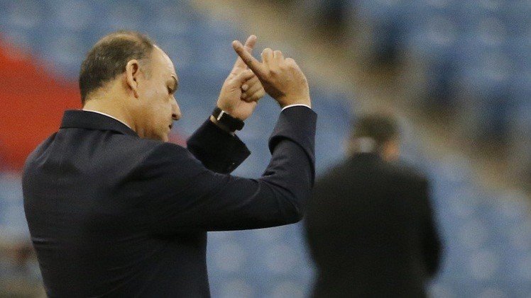 البحرين يقيل مدربه عدنان حمد ويعين المدرب المساعد مرجان