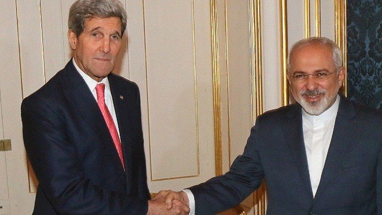 مسؤول أمريكي: كيري وظريف يناقشان تمديد المفاوضات النووية