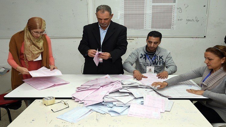 السبسي والمرزوقي يتصدران السباق الرئاسي بتونس